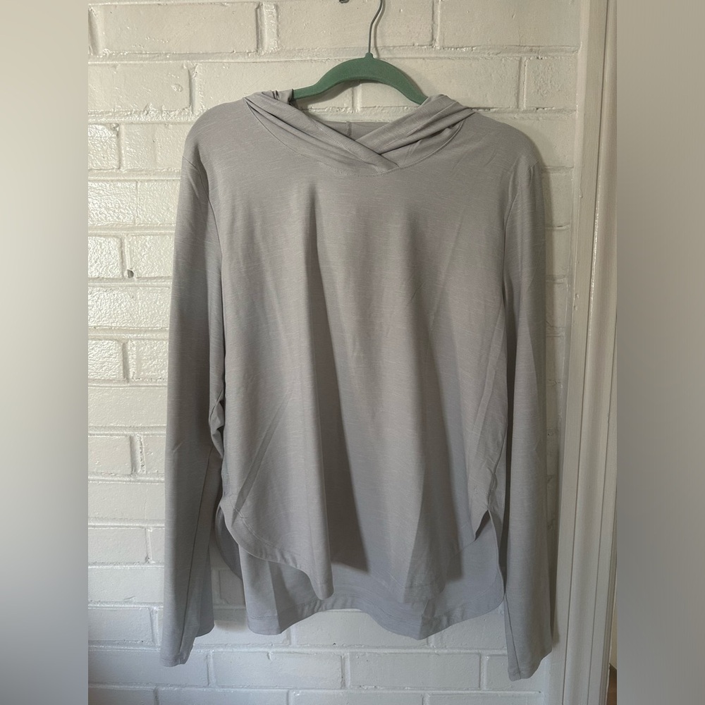 Lightweight Southern Tide hooded pullover. Light gray. Size XL